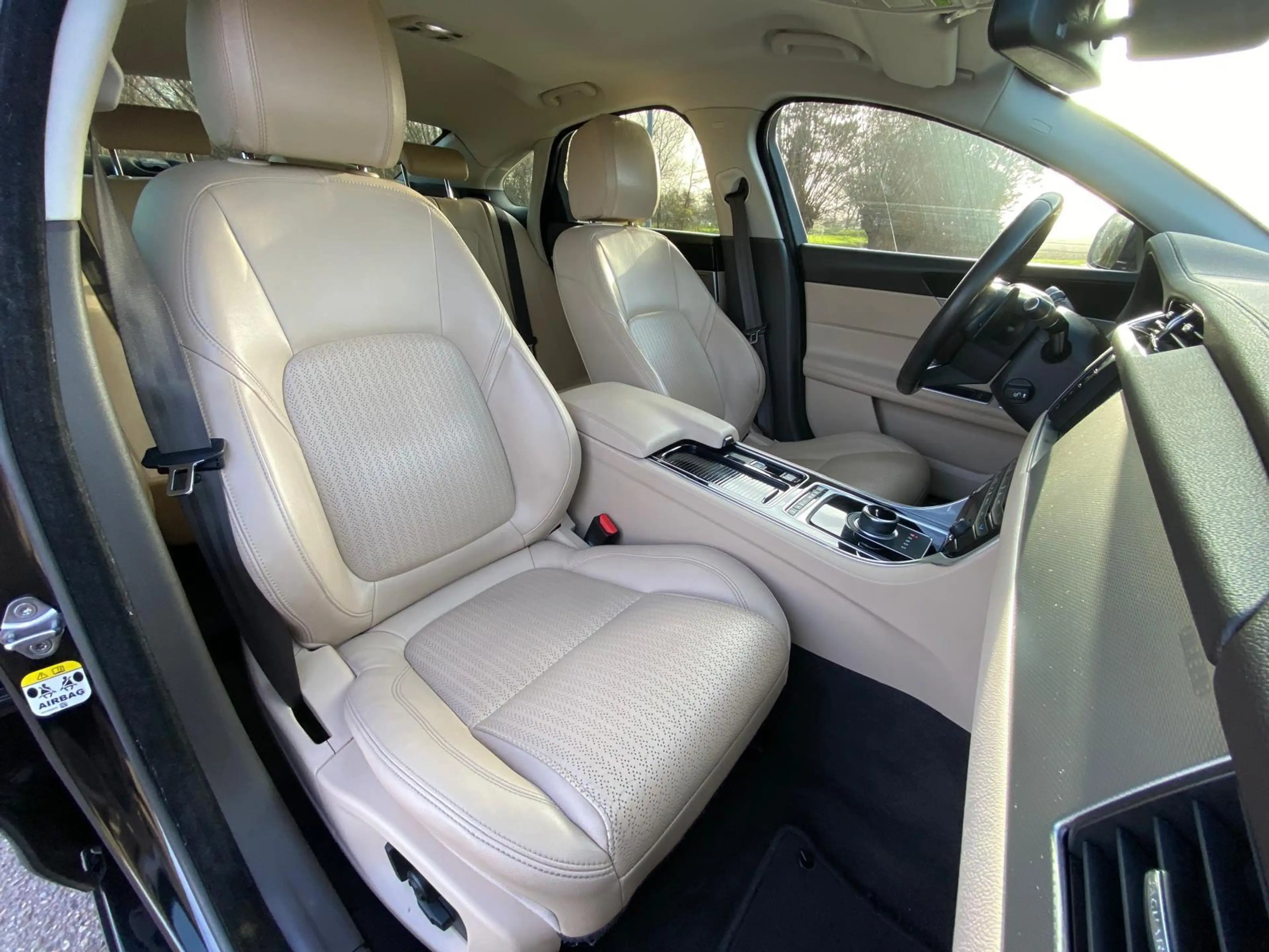 Jaguar XF 2.0 Portfolio Leder-Int NAVI CAMERA 241PK Org-NL C — photo 2