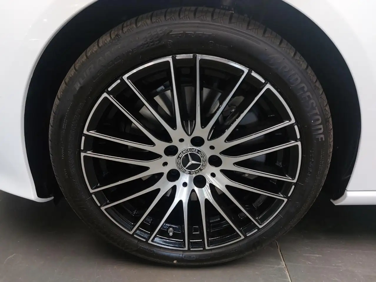 Mercedes-Benz C-Class снимка Mercedes-Benz C-Class