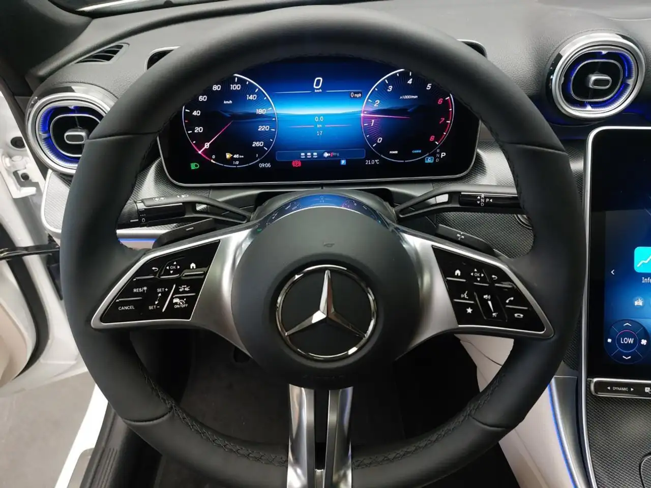 Mercedes-Benz C-Class снимка Mercedes-Benz C-Class