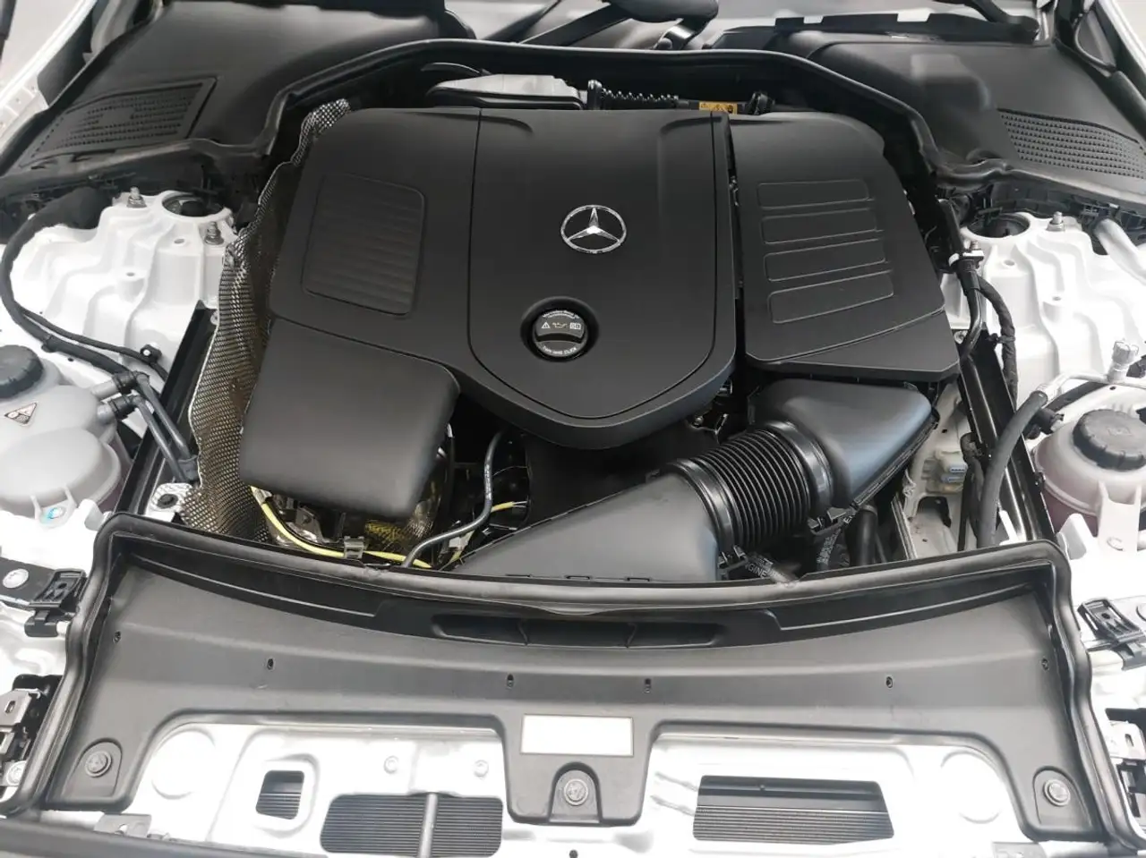 Mercedes-Benz C-Class снимка Mercedes-Benz C-Class