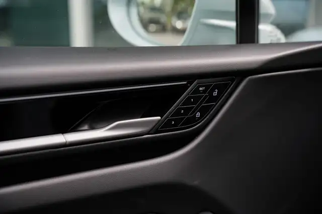 Porsche Macan view 11