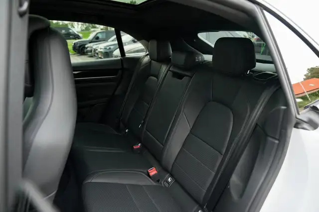 Porsche Macan view 30