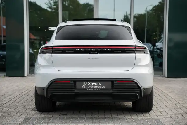 Porsche Macan view 5