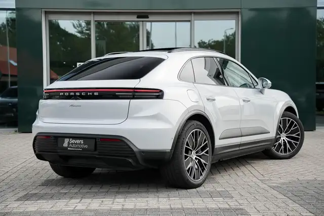 Porsche Macan view 3