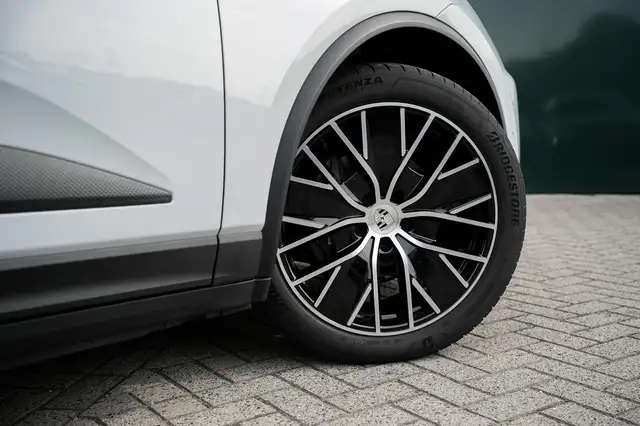 Porsche Macan view 25