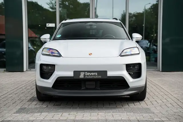Porsche Macan view 4