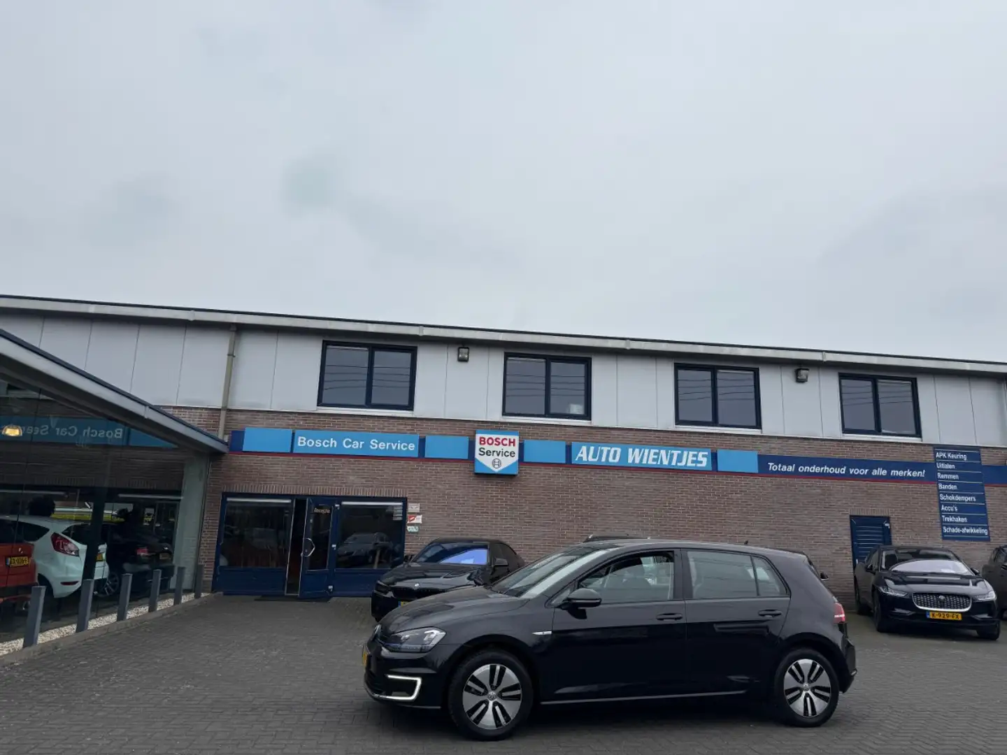 Volkswagen e-Golf Aut 85 KW | Comfort 5-Drs | SOH 82% | Navi | Carpl Schwarz - 1