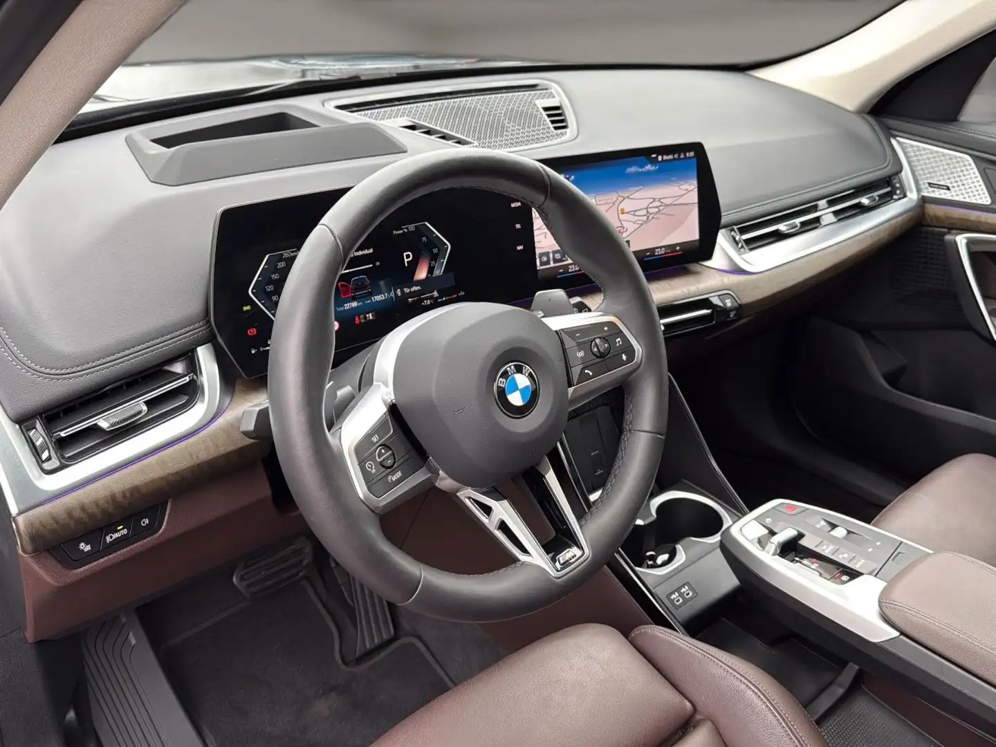 BMW X1 20 i sDrive xLine*Leder*Pano-Dach*AHK*H&K* Noir - 2