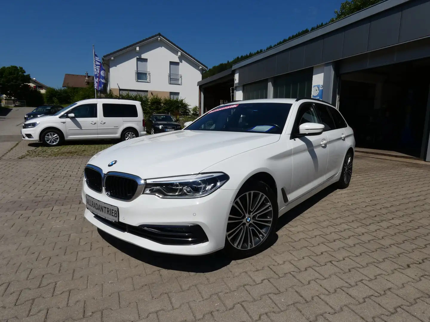BMW 520 d Touring xDrive Sport Line eHeckkl|AHK|MWSt Weiß - 1