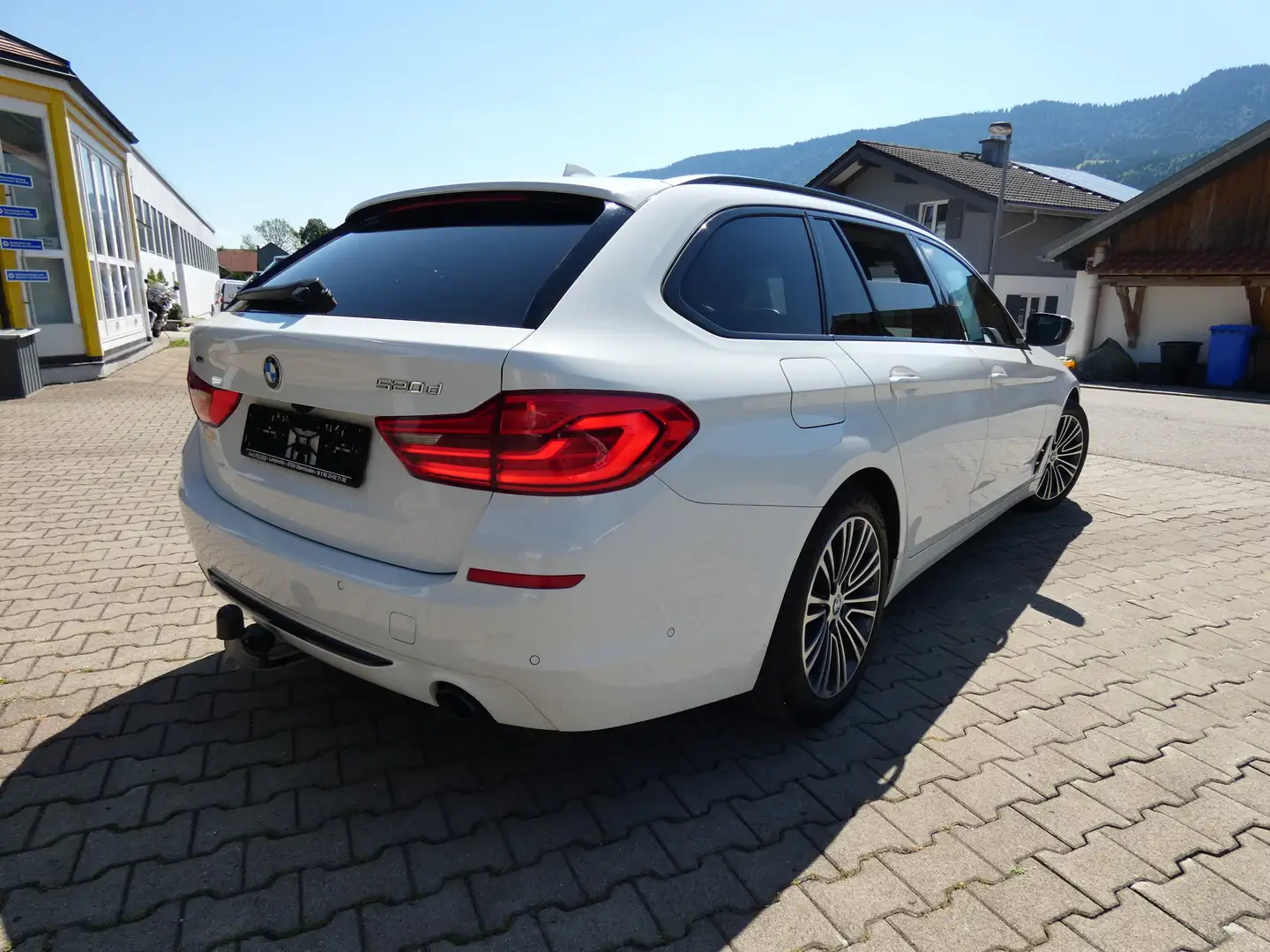 BMW 520 d Touring xDrive Sport Line eHeckkl|AHK|MWSt Weiß - 2