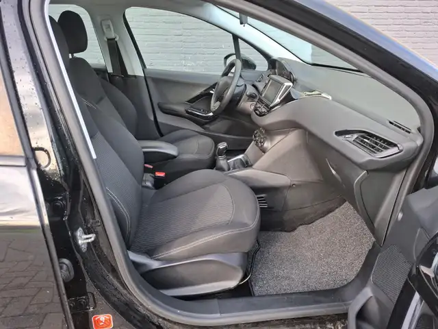 Peugeot 208 view 8