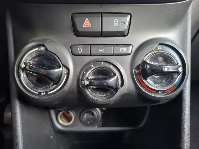 Peugeot 208 view 12