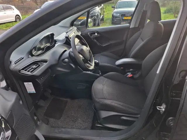 Peugeot 208 view 7