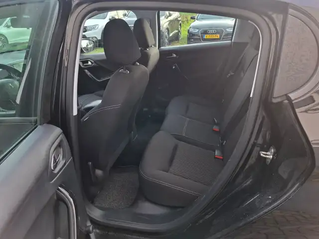 Peugeot 208 view 9
