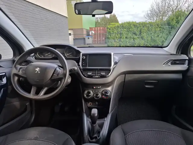 Peugeot 208 view 3