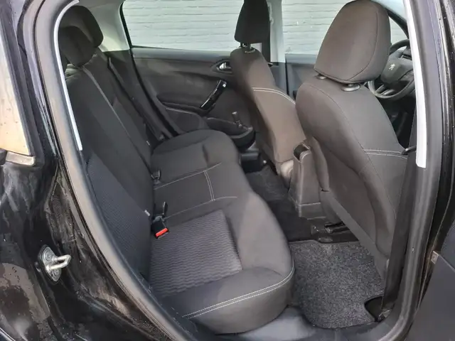 Peugeot 208 view 10