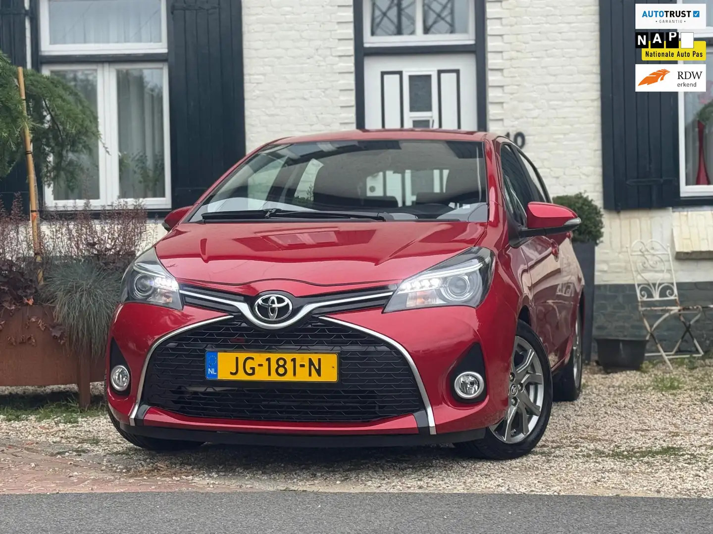 Toyota Yaris 1.3 VVT-i Dynamic|Automaat|Navi|Trekhaak|32DKM!|NA Rood - 1