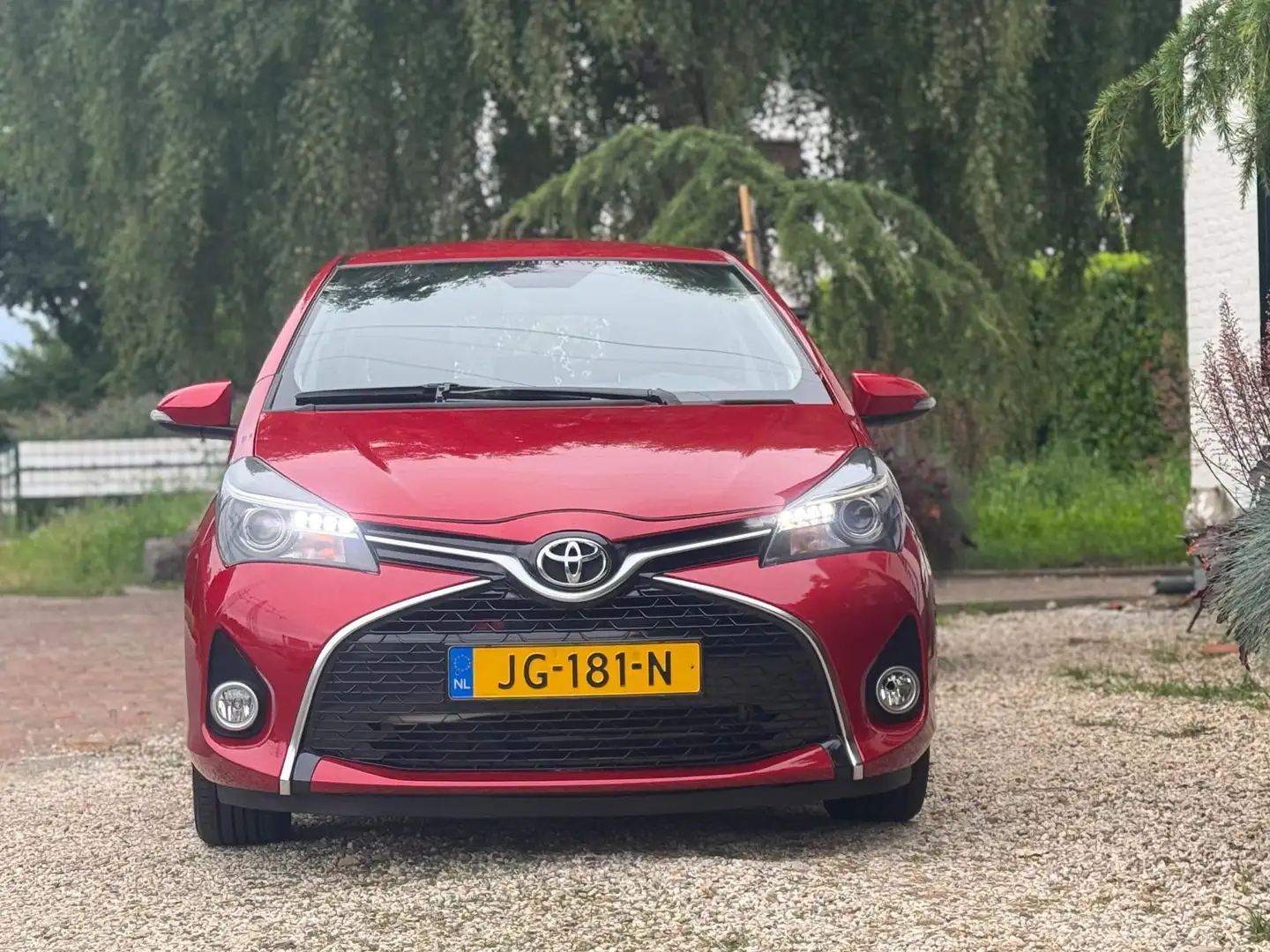 Toyota Yaris 1.3 VVT-i Dynamic|Automaat|Navi|Trekhaak|32DKM!|NA Rood - 2