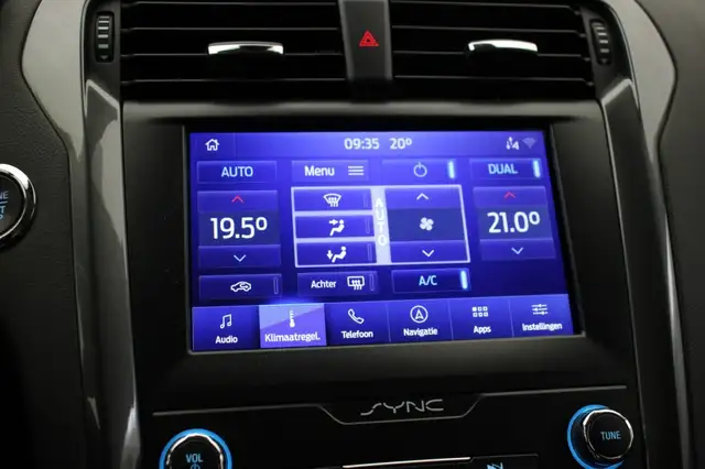 Ford Mondeo view 26
