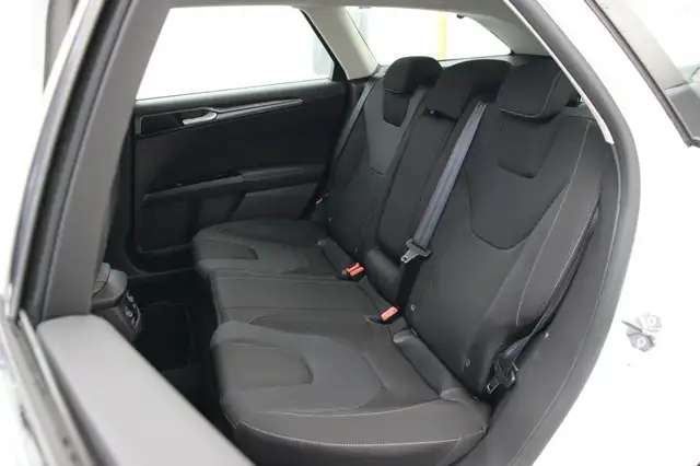 Ford Mondeo view 9