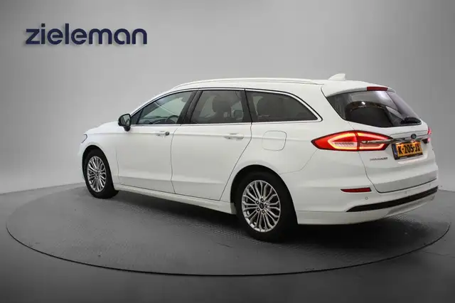 Ford Mondeo view 3