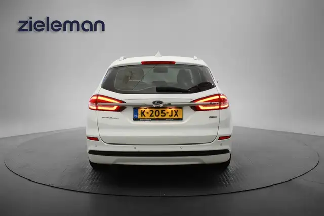 Ford Mondeo view 16