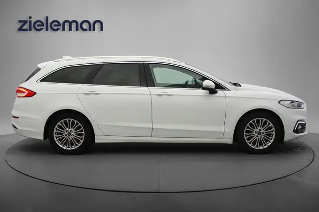 Ford Mondeo view 14