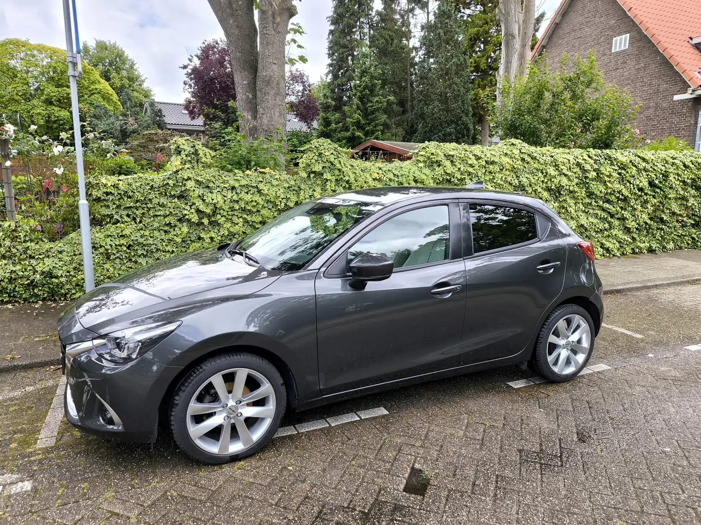 Mazda 2 1.5 SkyactivG GT Luxury Grijs - 2