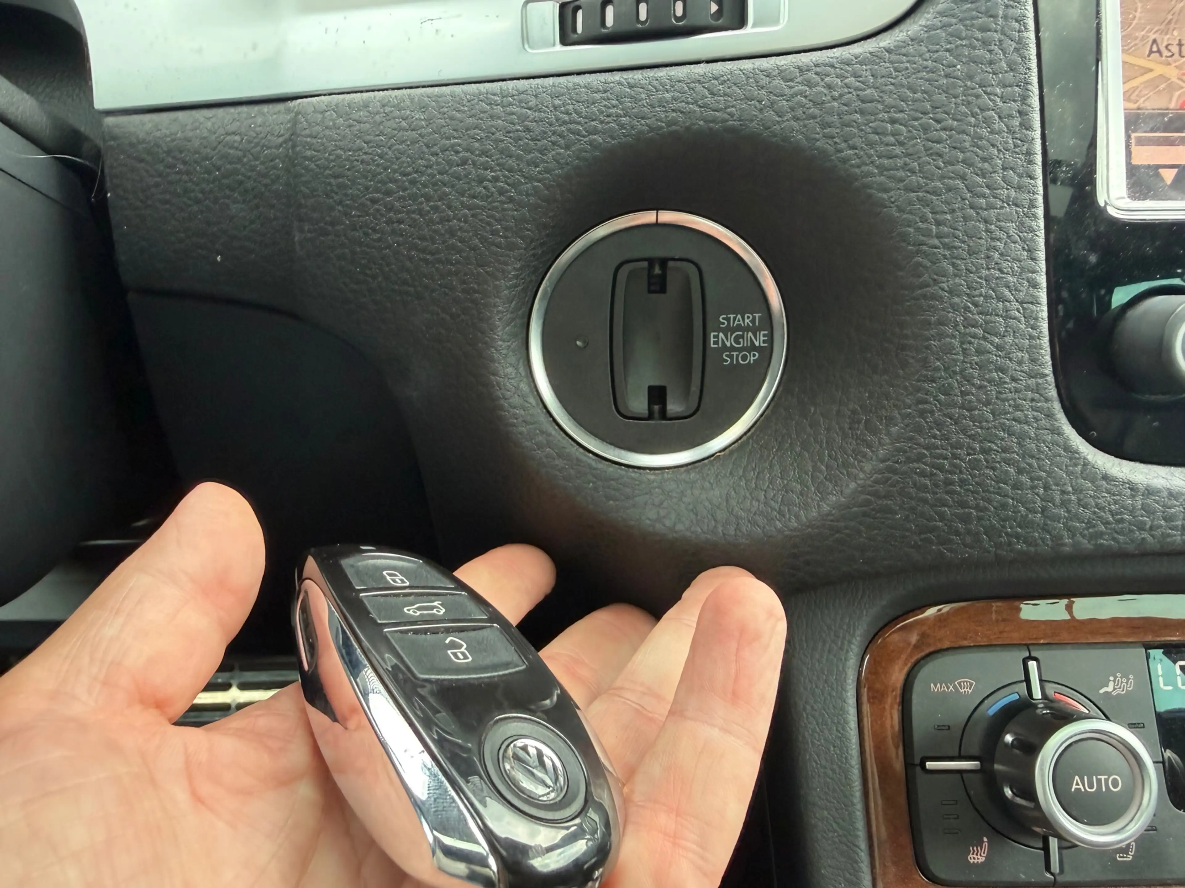 Volkswagen Touareg 3.0 TSI Hybrid Highline — photo 16
