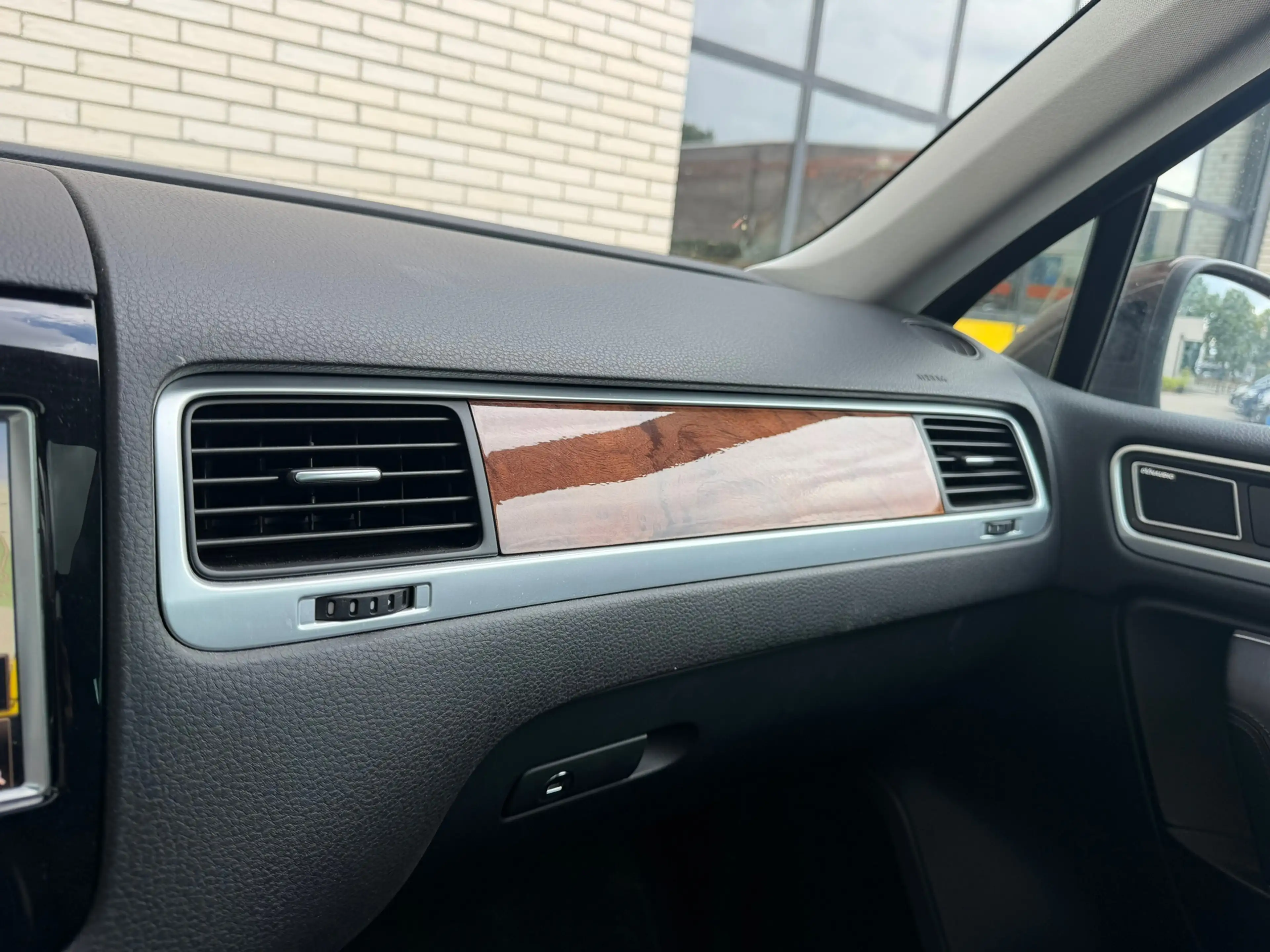 Volkswagen Touareg 3.0 TSI Hybrid Highline — photo 21