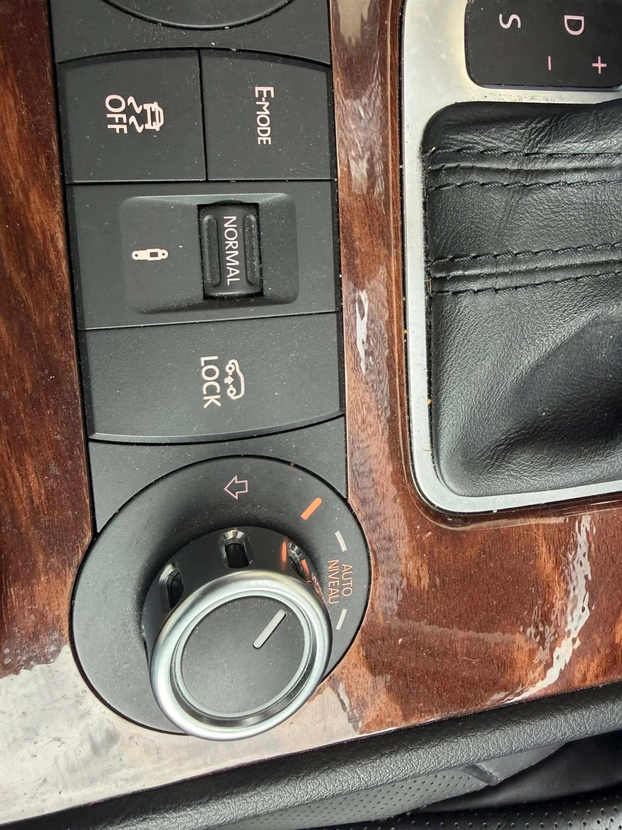 Volkswagen Touareg 3.0 TSI Hybrid Highline — photo 23