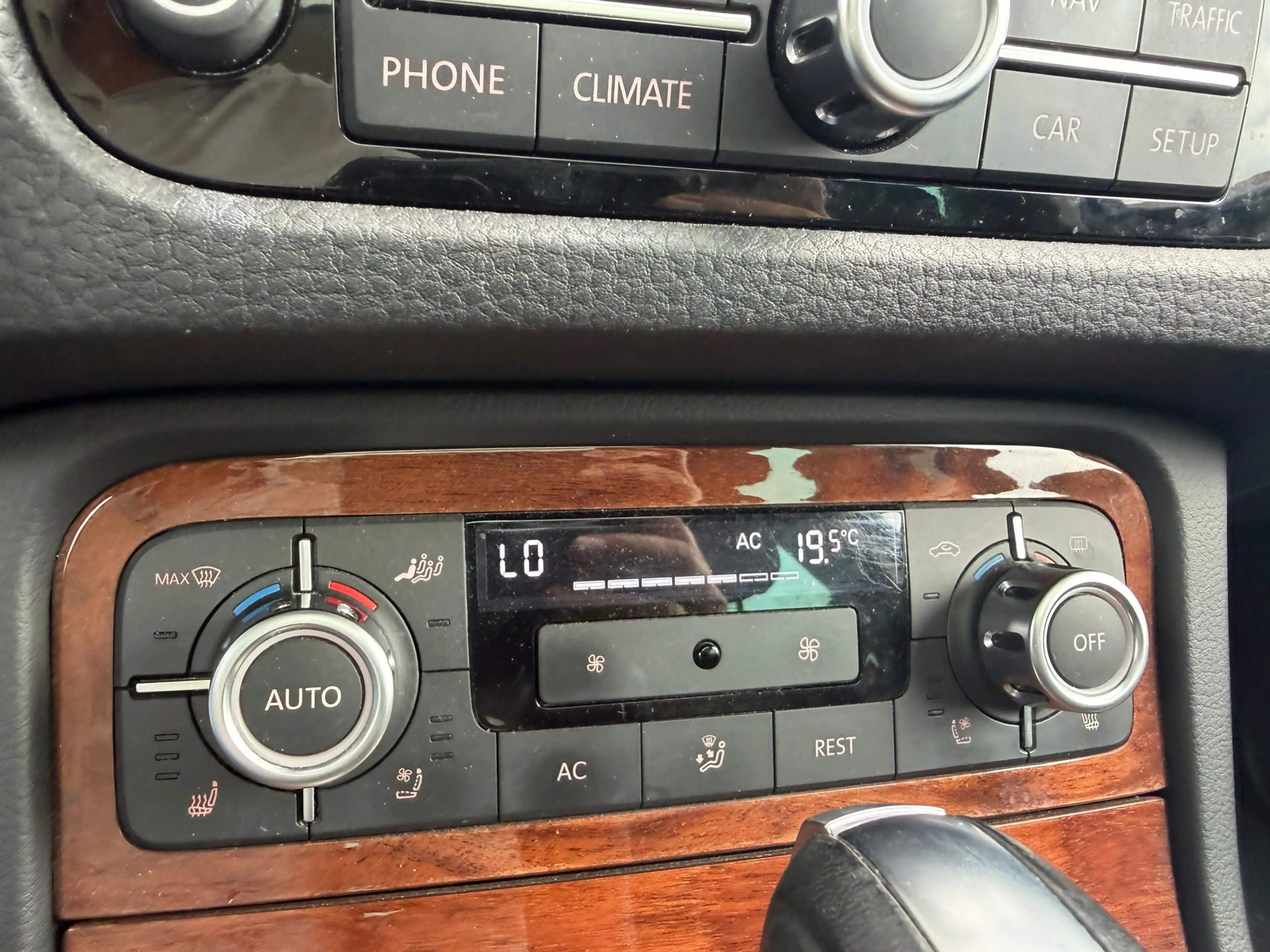 Volkswagen Touareg 3.0 TSI Hybrid Highline — photo 17