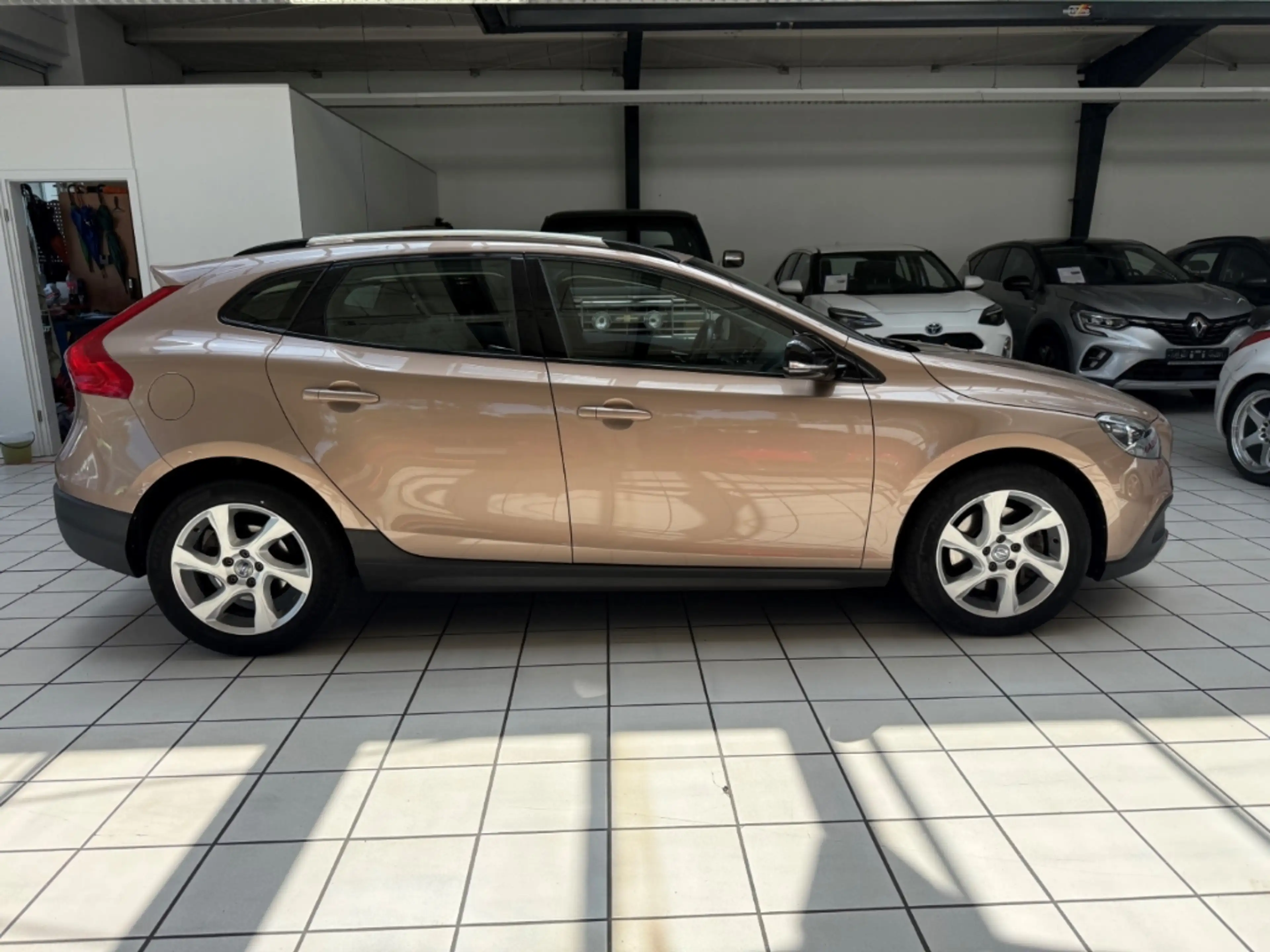 Volvo V40 Cross Country Momentum AWD Automatik — photo 4