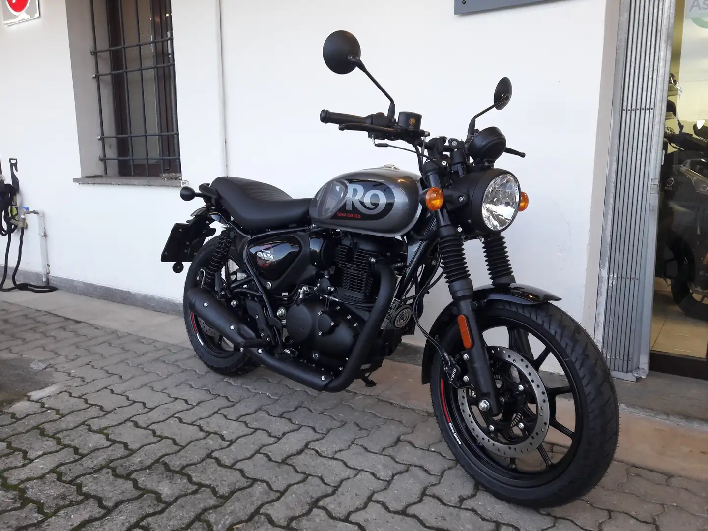 Royal Enfield HNTR 350 DAPPER GREY demo Šedá - 1