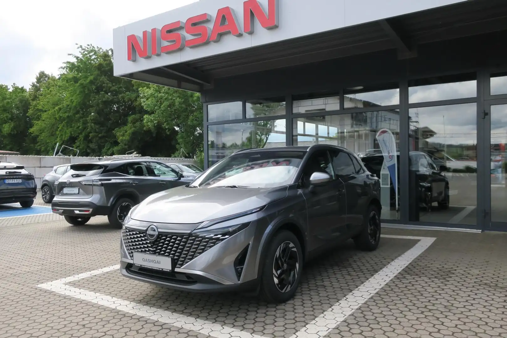 Nissan Qashqai N-CONNECTA 1.3 DIG-T MHEV Xtronic FACELIFT Grijs - 2