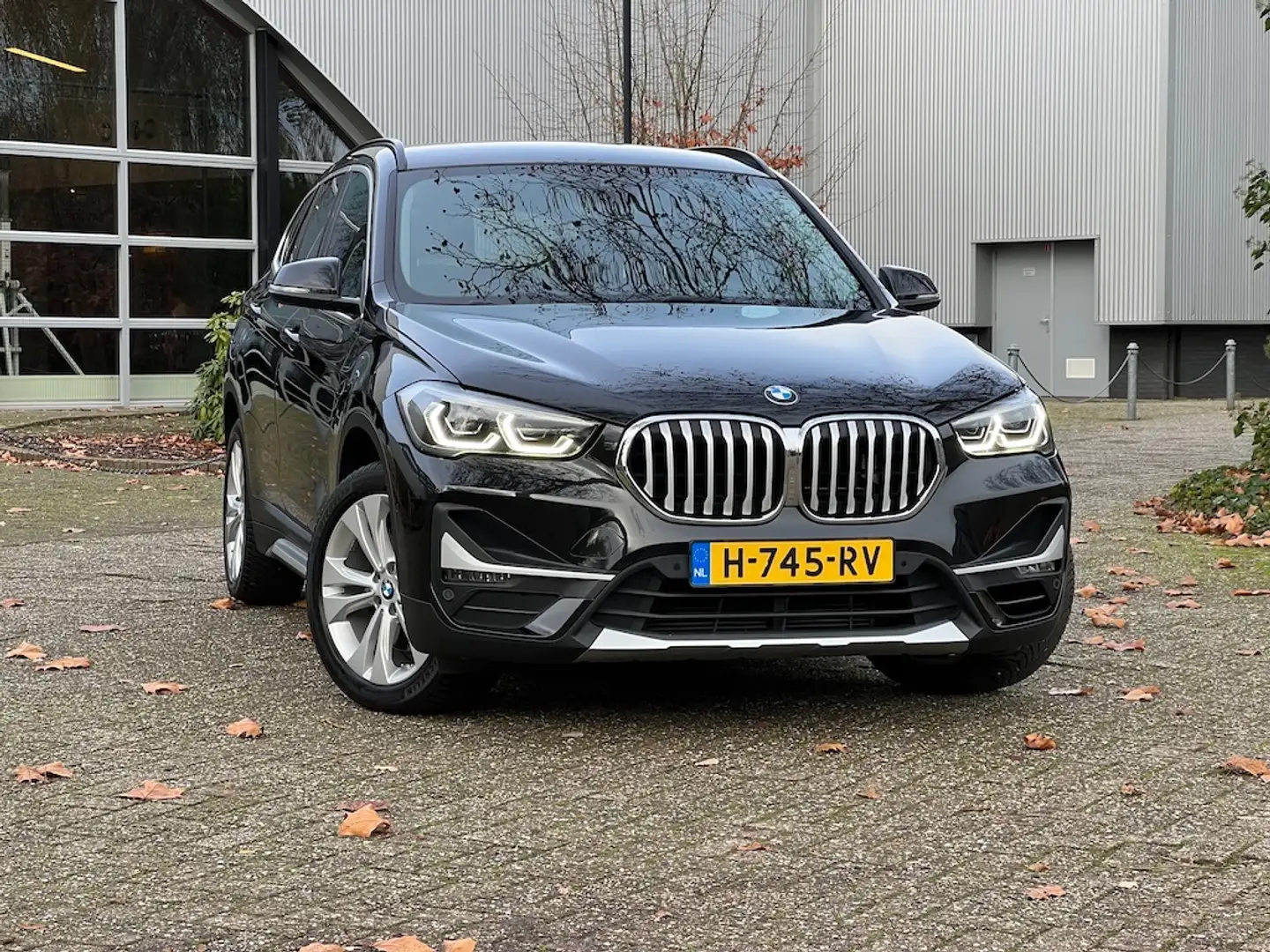 BMW X1 sDrive 20i 192pk Automaat High Executive xLine Zwart - 2