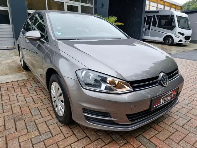 Volkswagen Golf view 3