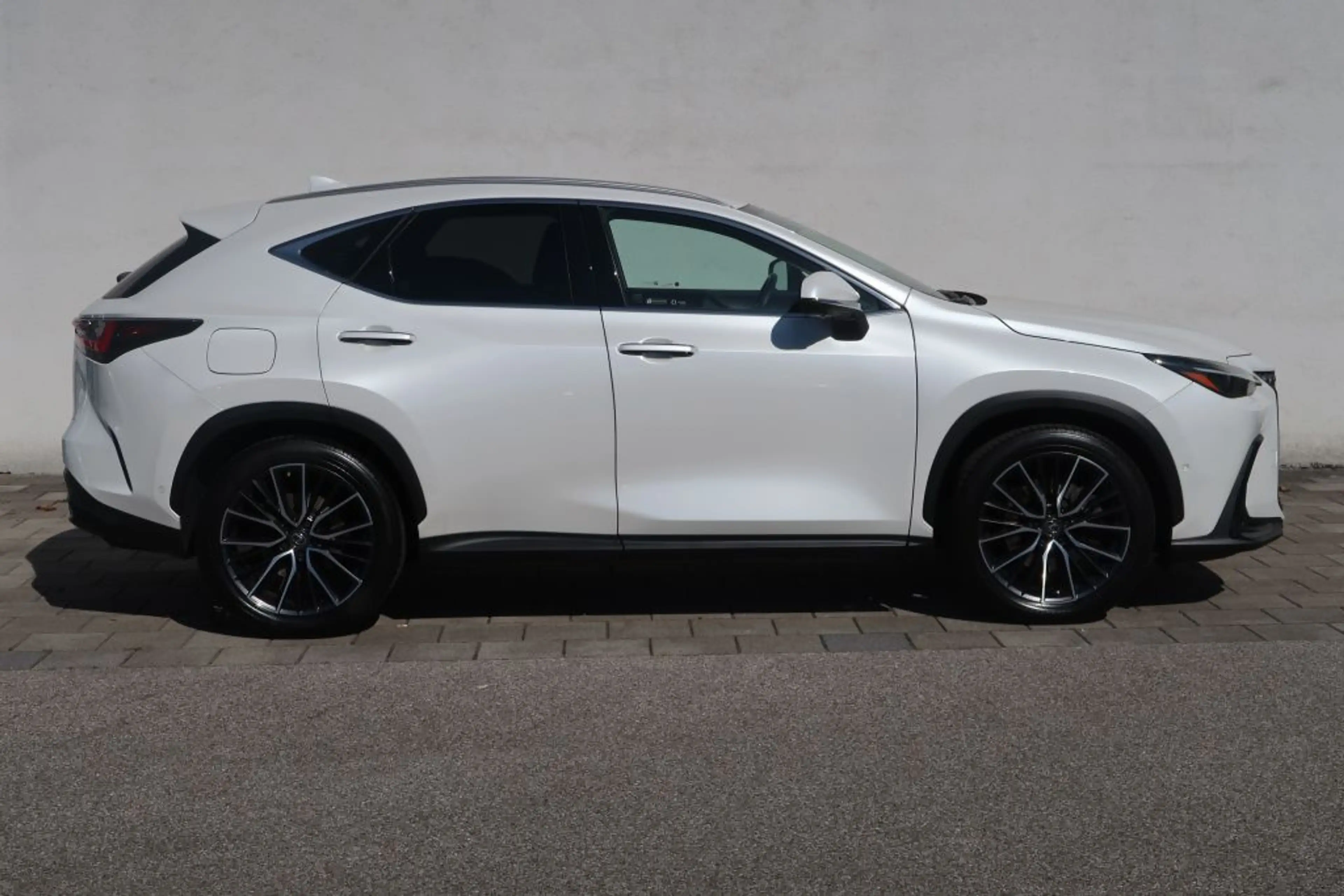 Lexus NX 450h+ E-FOUR Luxury-Paket — photo 3