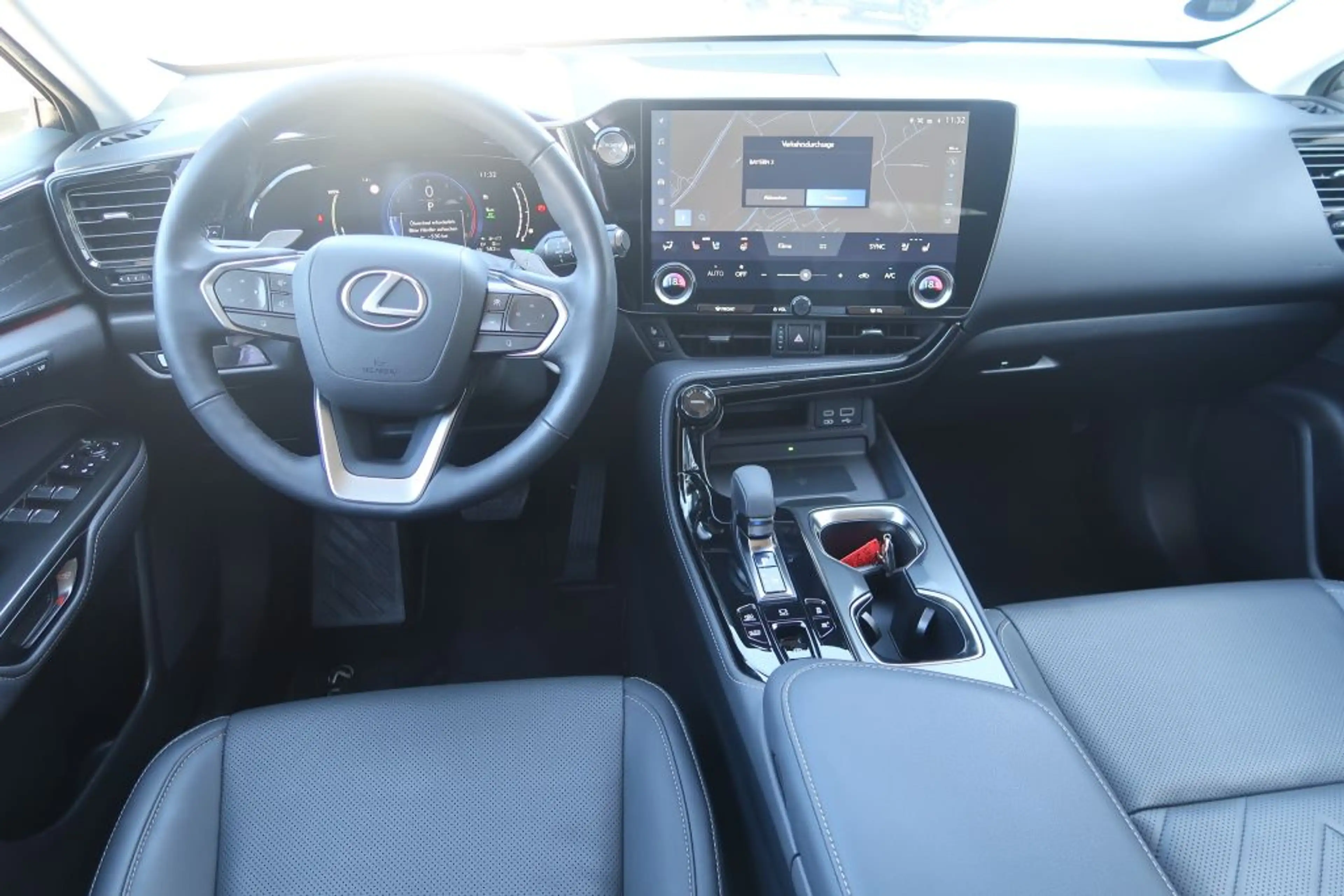 Lexus NX 450h+ E-FOUR Luxury-Paket — photo 11