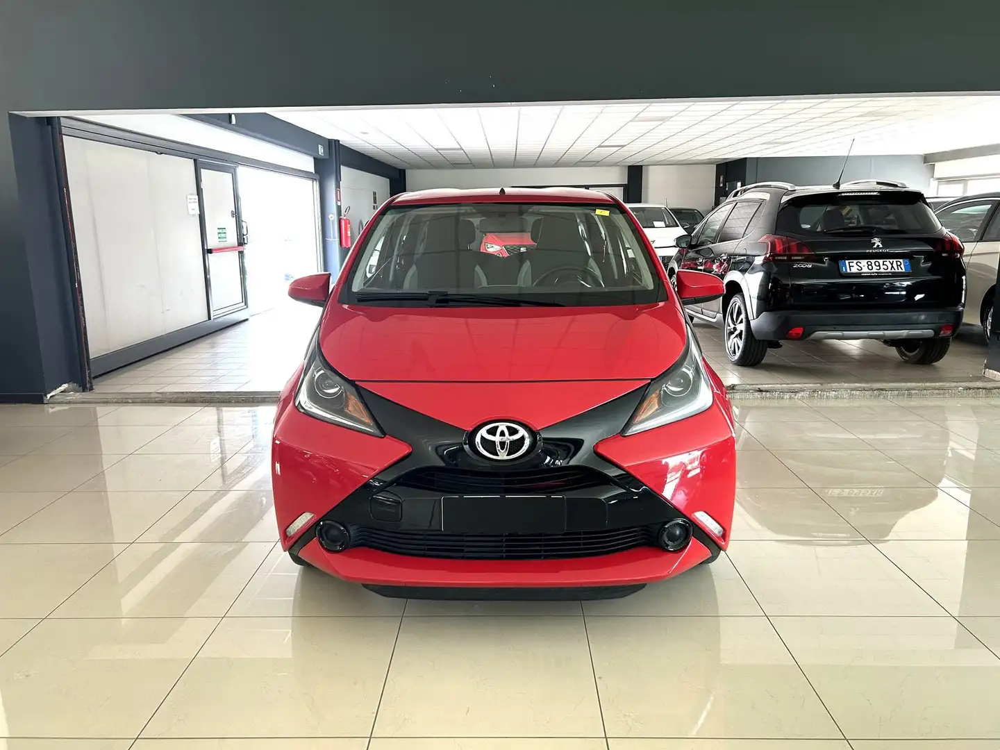 Toyota Aygo 1.0 VVT-i 69 CV 5 porte X-play Rosso - 2