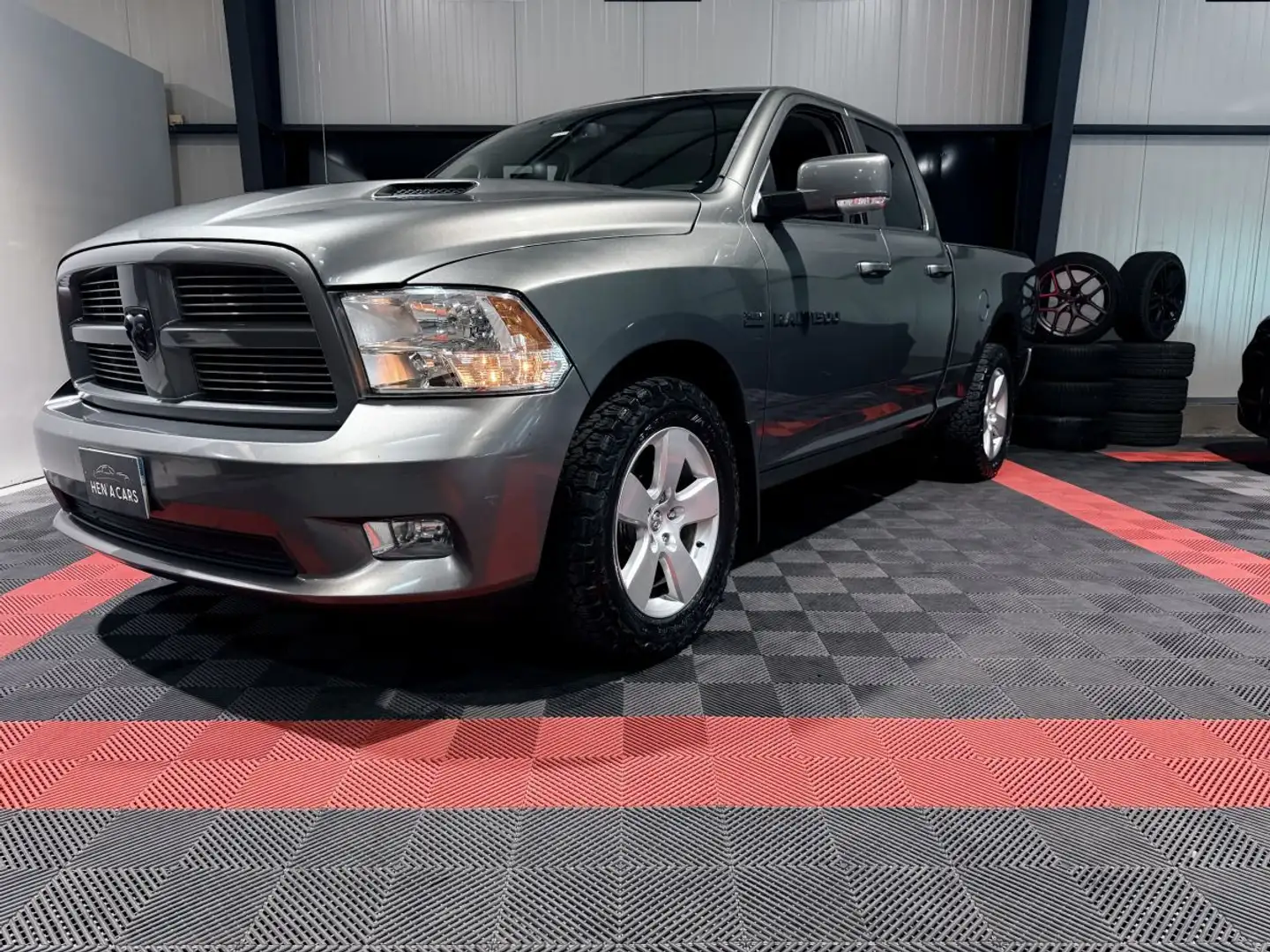 Dodge RAM 5.7 V8 1500 SPORT Gris - 1