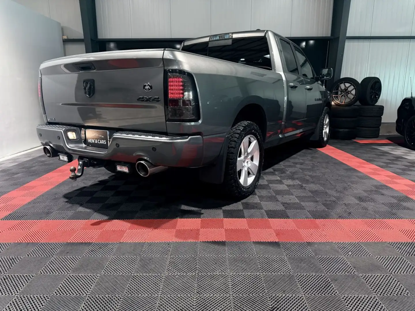 Dodge RAM 5.7 V8 1500 SPORT Gris - 2