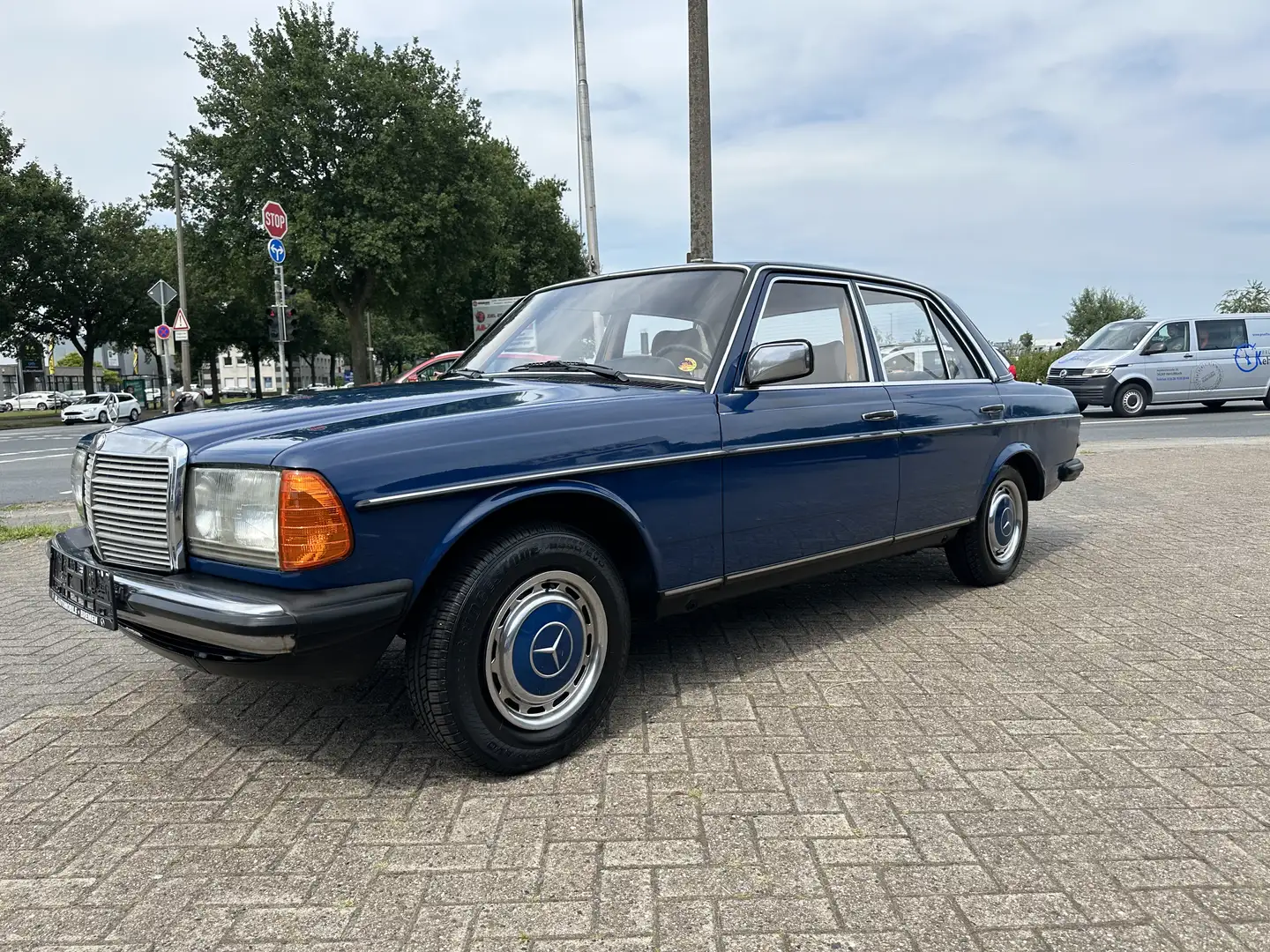 Mercedes-Benz 200 w123 Blue - 1