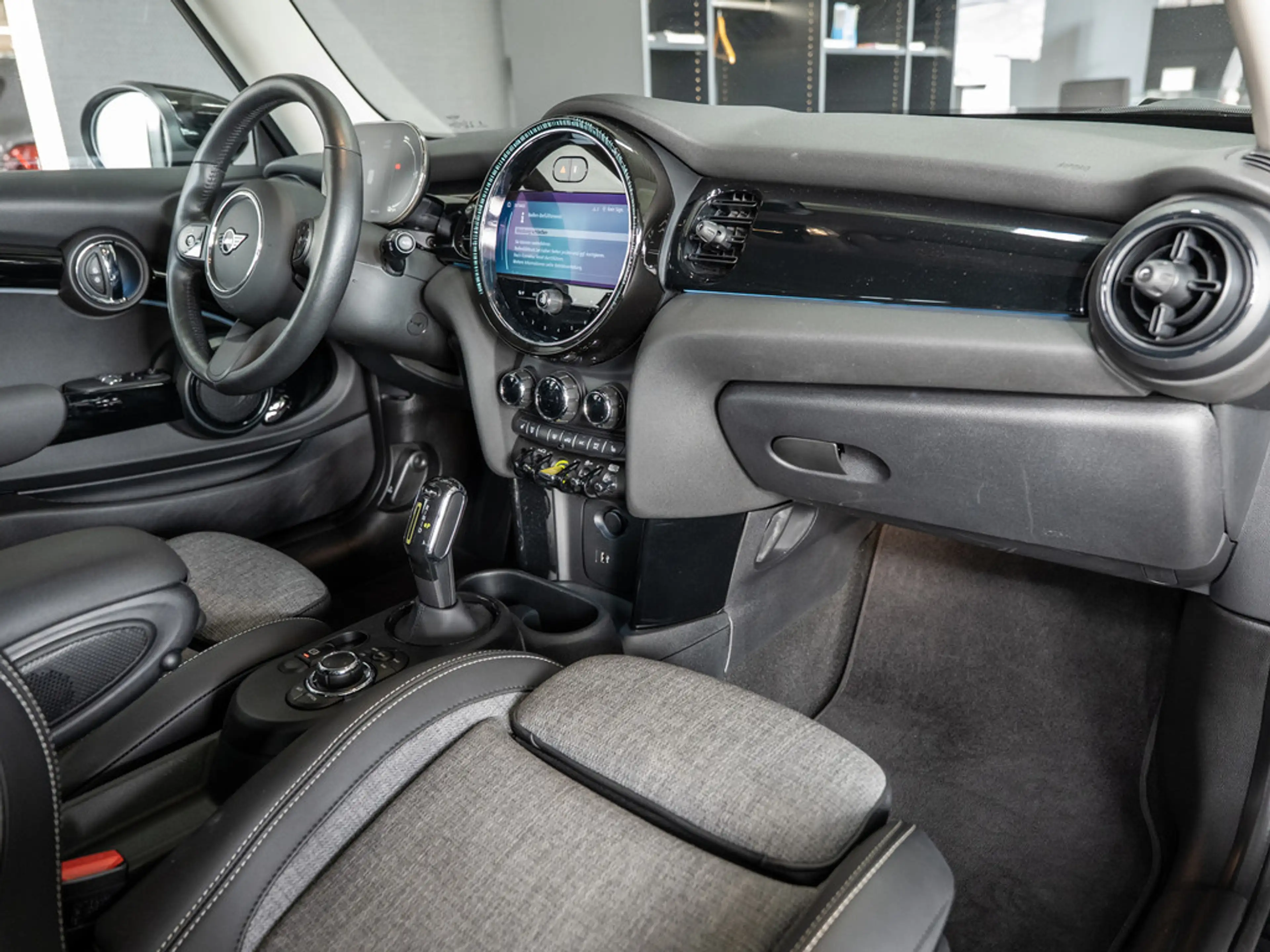 MINI Cooper SE Classic Trim FACEL. LED SHZ PDC — photo 5
