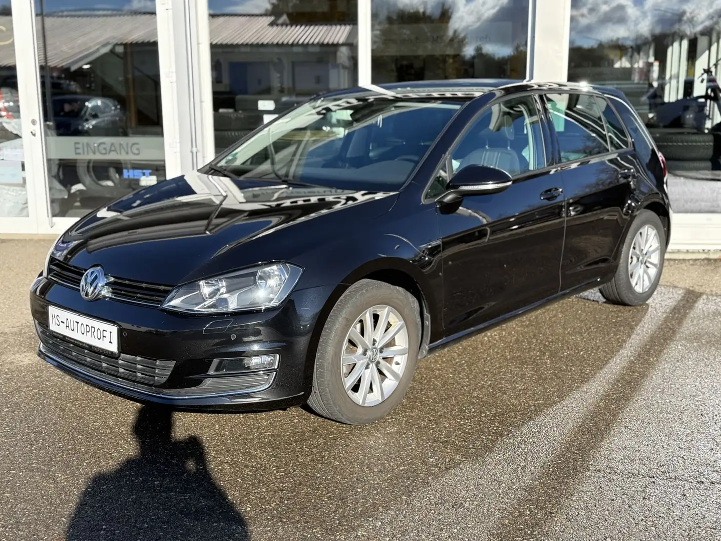 Volkswagen Golf Lounge BMT 1.2 8fach WP Alu BT AHK Noir - 1