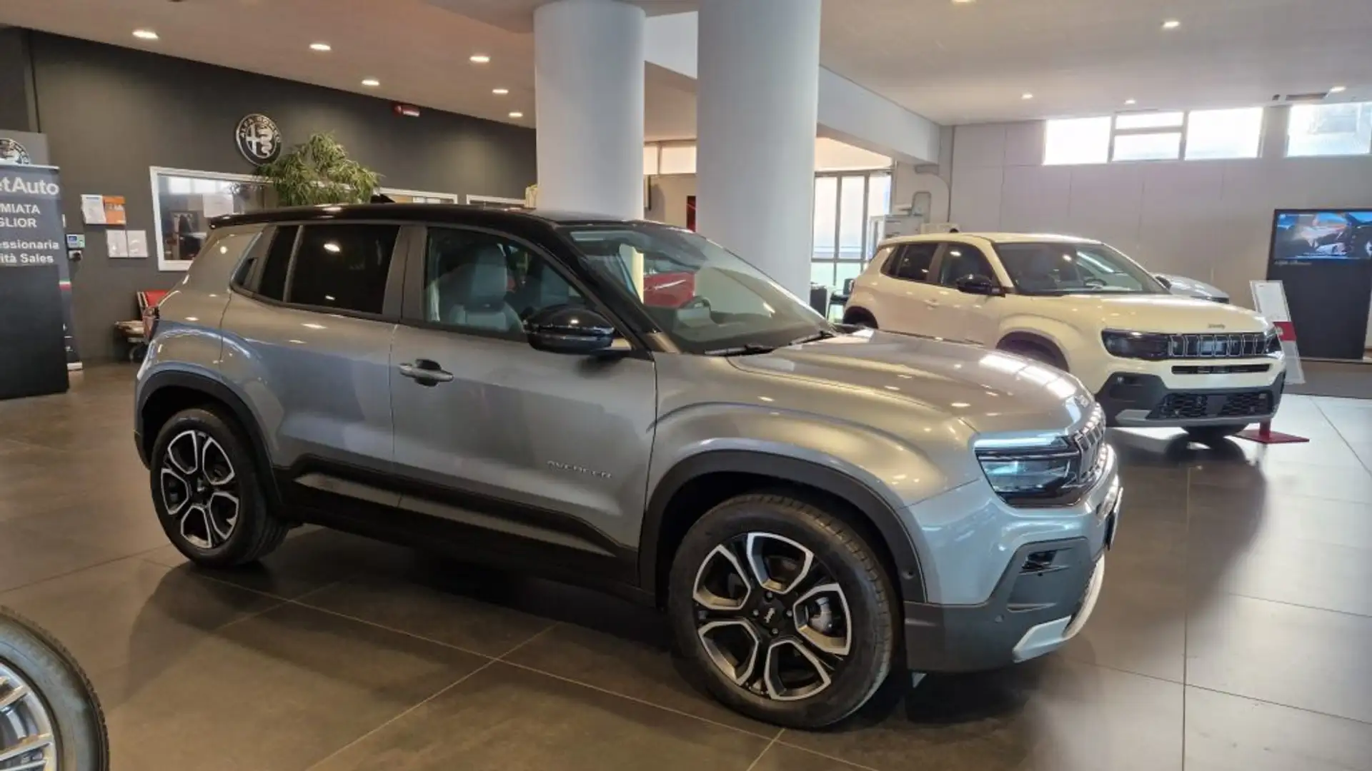 Jeep Avenger BEV Summit + Navigatore + Bicolor Gris - 1