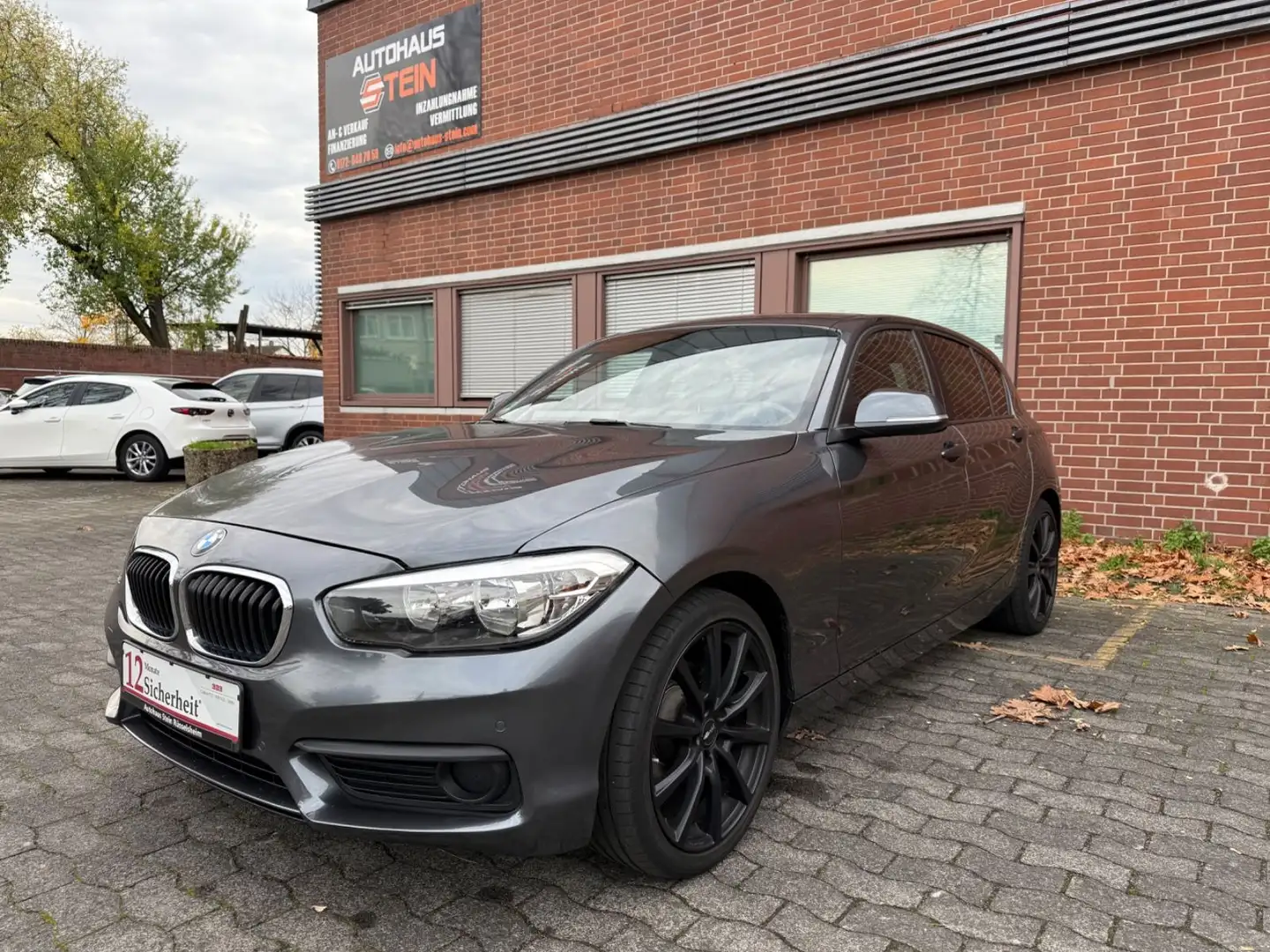 BMW 118 i 1 Lim. M-Sport *AUTOM*NAVI*PDC*SS*8-FACHBER Gris - 1