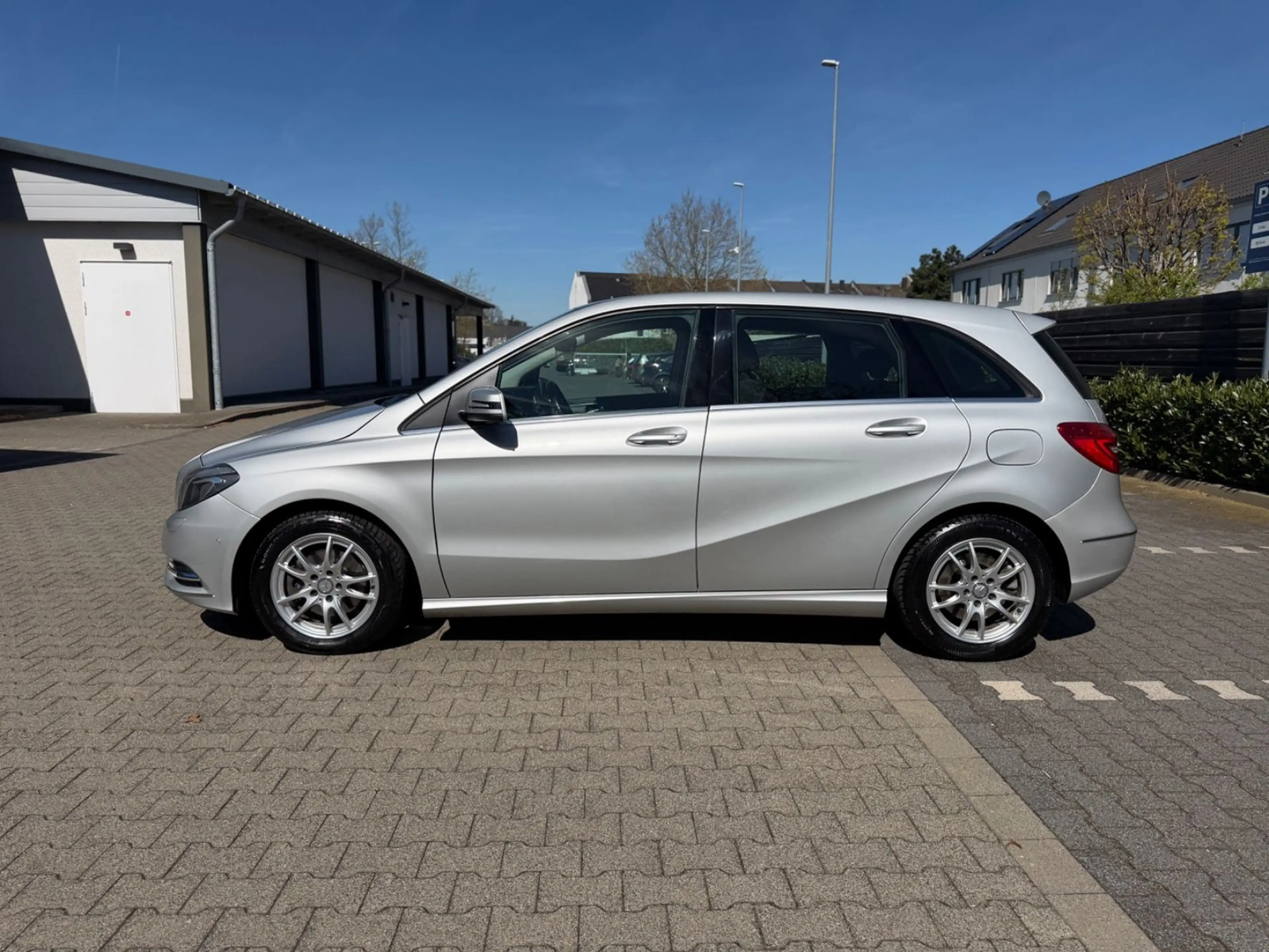 Mercedes-Benz B 220 4Matic LED Navi R.Kamera PDC Alus — photo 8
