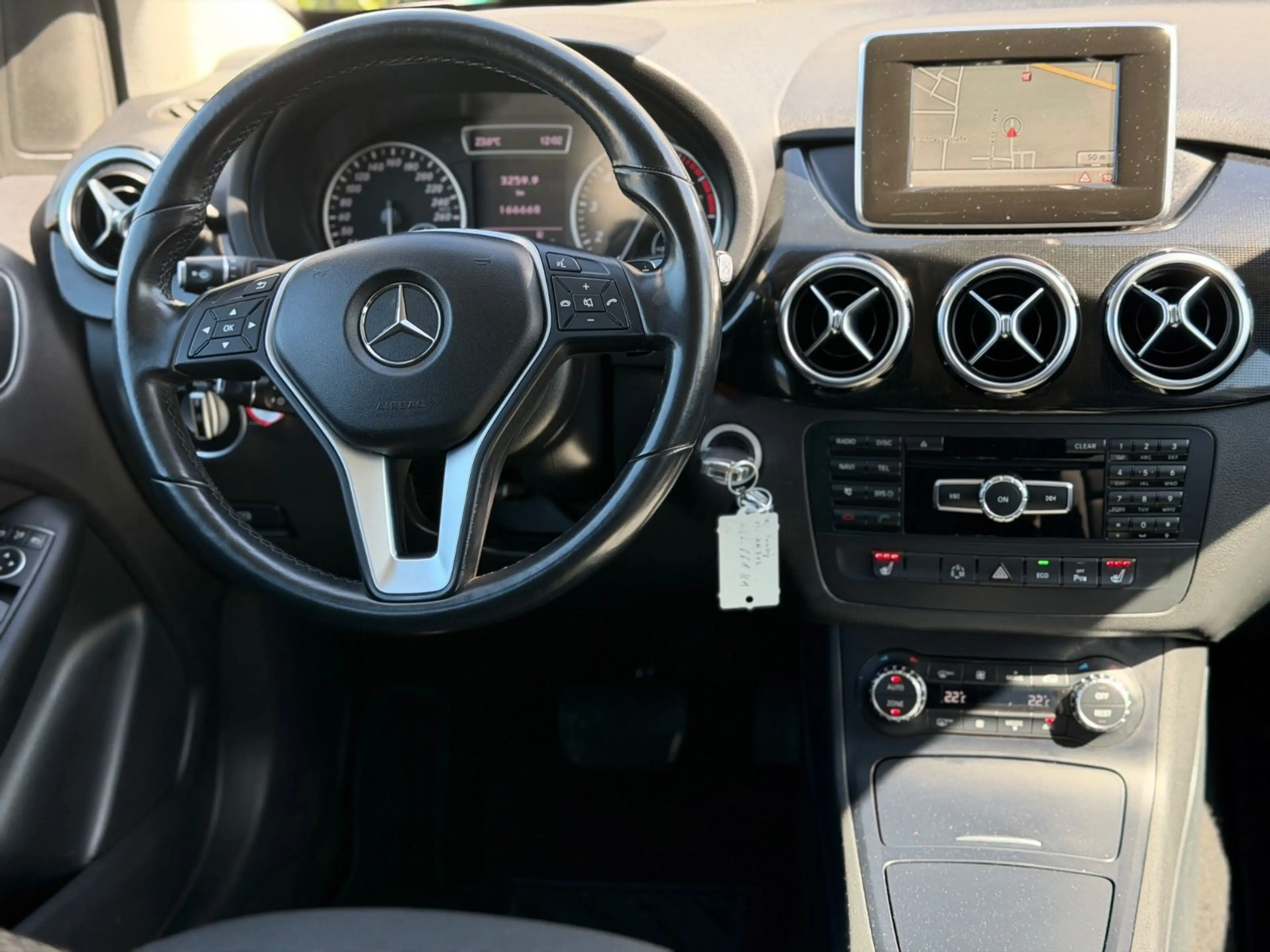 Mercedes-Benz B 220 4Matic LED Navi R.Kamera PDC Alus — photo 12
