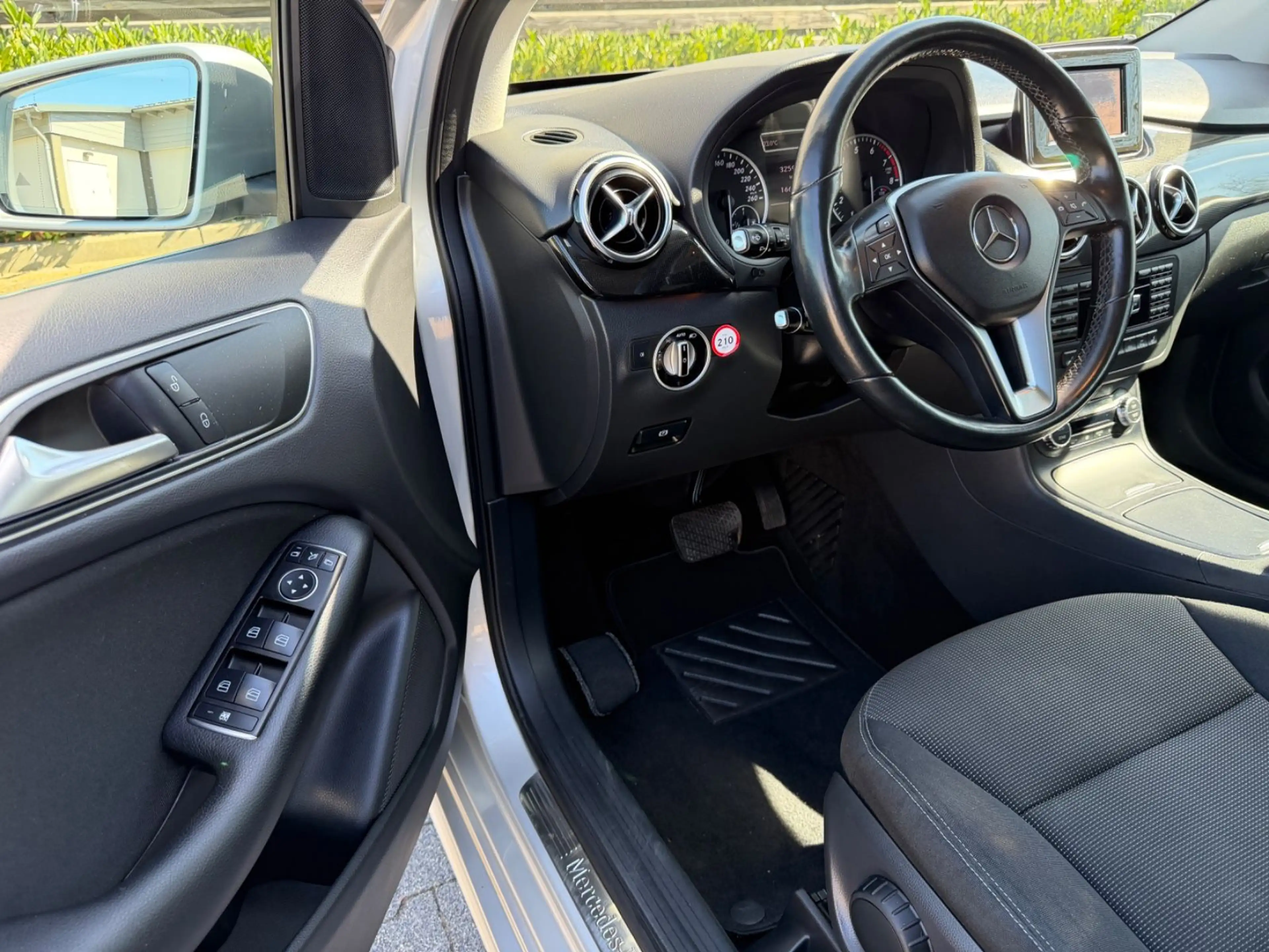 Mercedes-Benz B 220 4Matic LED Navi R.Kamera PDC Alus — photo 10